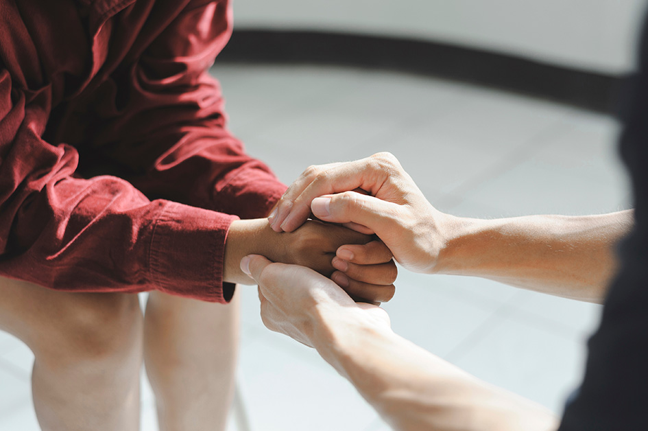 2 people clasp hands